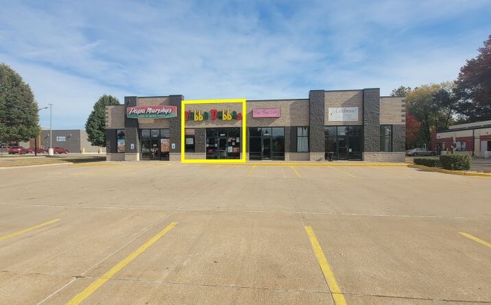 Pictures of Retail property located at 3207 Devils Glen Rd, Bettendorf, IA 52722 for lease - image #1