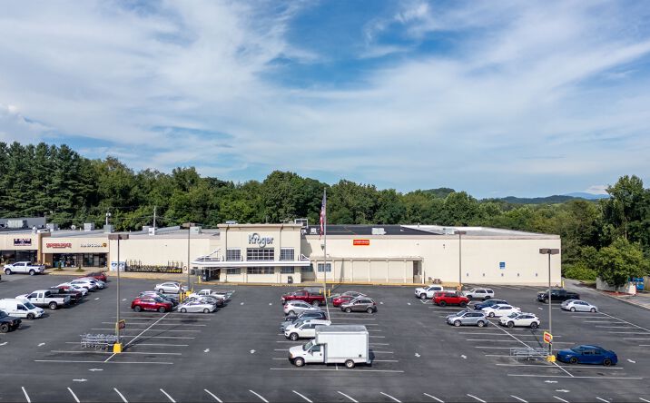 Pictures of Retail property located at 466 Cummings St, Abingdon, VA 24210 for lease - image #1