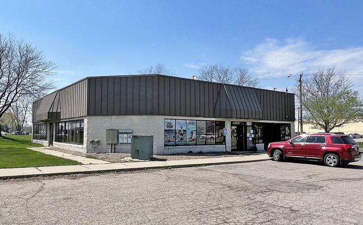 Pictures of Retail property located at 28000 Groesbeck Hwy, Roseville, MI 48066 for lease - image #1