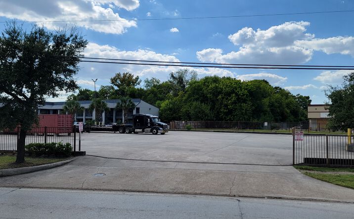 Pictures of Land property located at 7447 interstate 45, Houston, TX 77076 for lease - image #1