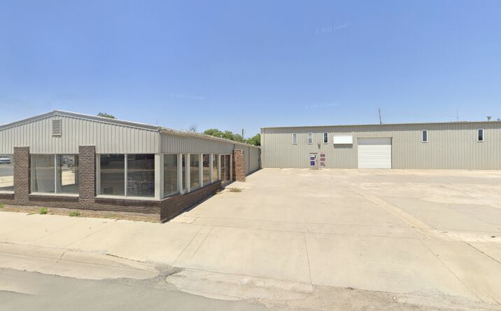Pictures of Retail, Office, Industrial property located at 924 E 4th Ave, Hutchinson, KS 67501 for lease - image #1