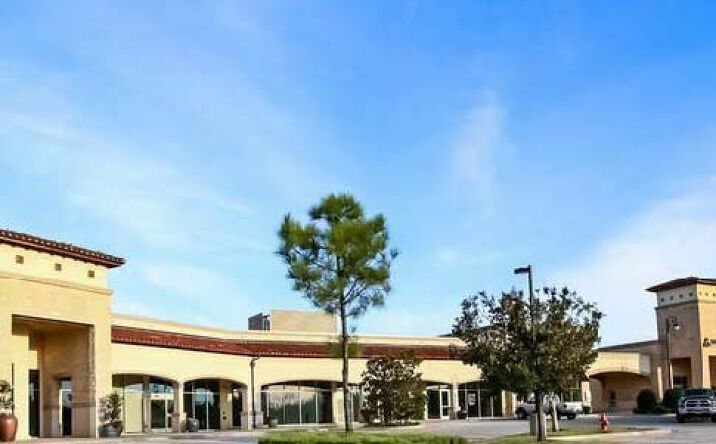 Pictures of Retail property located at 15300 N Western Ave, Edmond, OK 73013 for lease - image #1