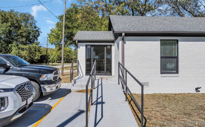 Pictures of Office property located at 110 Main, Lone Grove, OK 73443 for lease - image #1