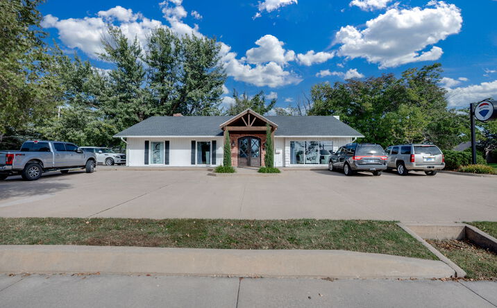 Pictures of Retail, Office property located at 2300 N Lorraine St, Hutchinson, KS 67502 for lease - image #1