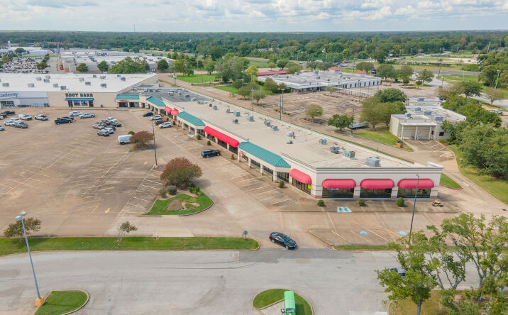 Pictures of Retail, Office, Restaurant property located at 120 TX-332, Lake Jackson, TX 77566 for lease - image #1