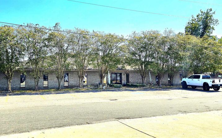 Pictures of Office property located at 1039 N Twin City, Nederland, TX 77627 for lease - image #1