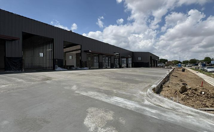 Pictures of Retail, Office, Industrial property located at 2337 Doreen St, Grand Prairie, TX 75050 for lease - image #1
