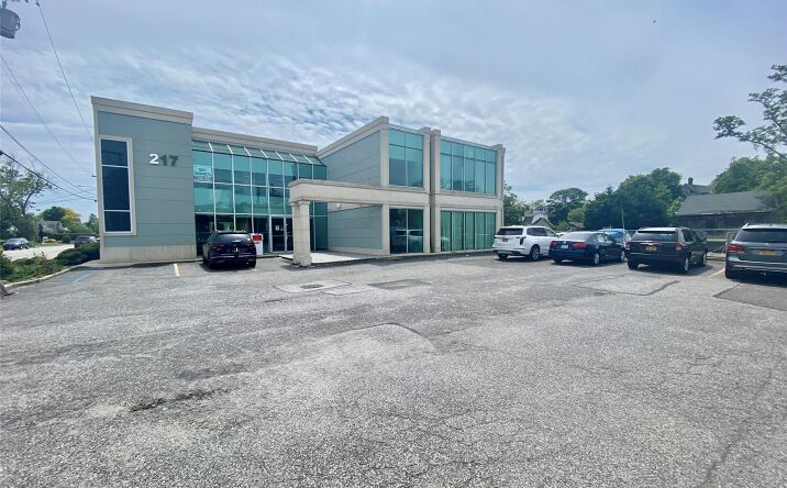 Pictures of Office property located at 217 Merrick Road 101, Babylon, NY 11701 for lease - image #1