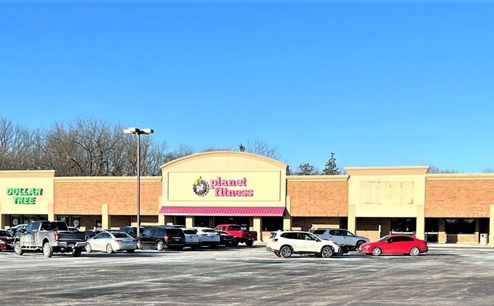 Pictures of Retail property located at 410 S Eastwood Dr, Woodstock, IL 60098 for lease - image #1