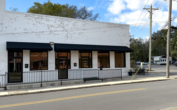 Pictures of Retail, Office, Restaurant property located at 113 Hermitage Dr, Florence, AL 35630 for lease - image #1