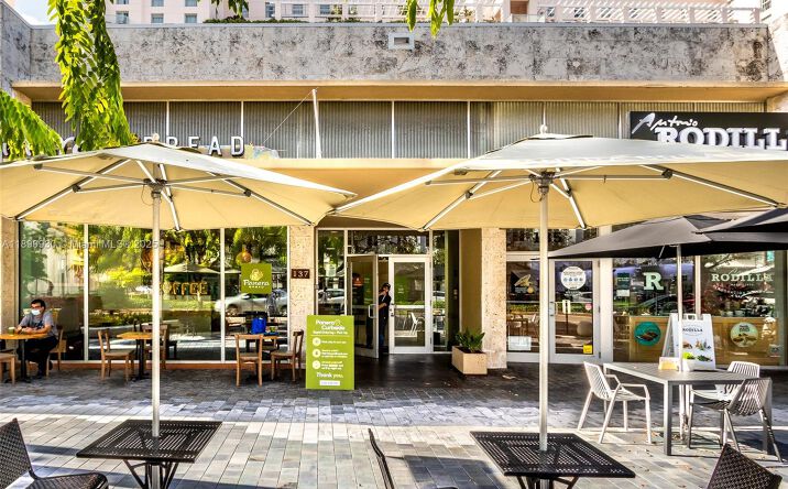Pictures of Restaurant property located at 137 Miracle Mile, Coral Gables, FL 33134 for lease - image #1