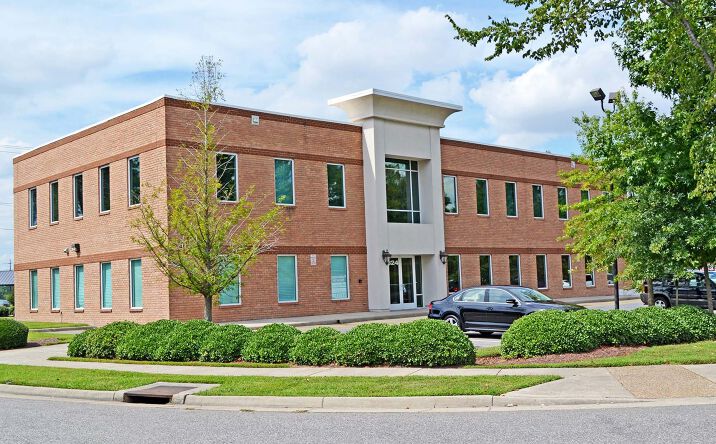Pictures of Office property located at 824 Greenbrier Pkwy, Chesapeake, VA 23320 for lease - image #1
