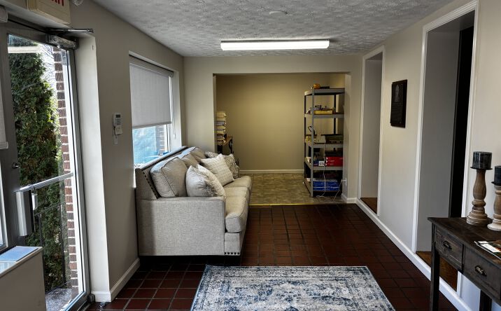 Pictures of Office property located at 908 W Broadway Ave, Maryville, TN 37801 for lease - image #1