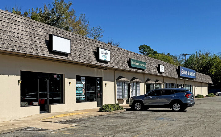 Pictures of Retail, Office, Restaurant property located at 2803 Clarksville St, Paris, TX 75460 for lease - image #1