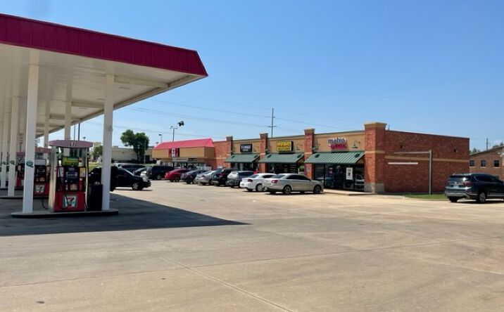 Pictures of Retail property located at 2820 S Sunnylane Rd, Del City, OK 73115 for lease - image #1
