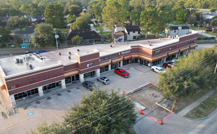 Pictures of Retail property located at 660 Farm to Market 517 Rd W, Dickinson, TX 77539 for lease - image #1