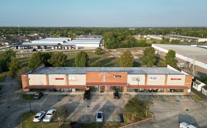 Pictures of Retail property located at 501 Gulf Fwy S, League City, TX 77573 for lease - image #1