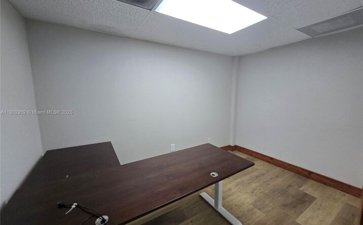 Pictures of Office property located at 3580 NW 32nd St, Miami, FL 33142 for lease - image #1