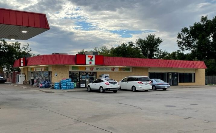Pictures of Retail property located at 401 N University Dr, Edmond, OK 73034 for lease - image #1