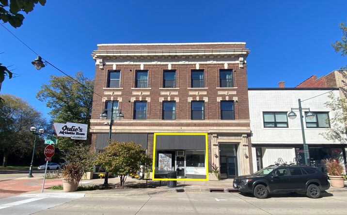 Pictures of Retail property located at 1603 5th Ave, Moline, IL 61265 for lease - image #1