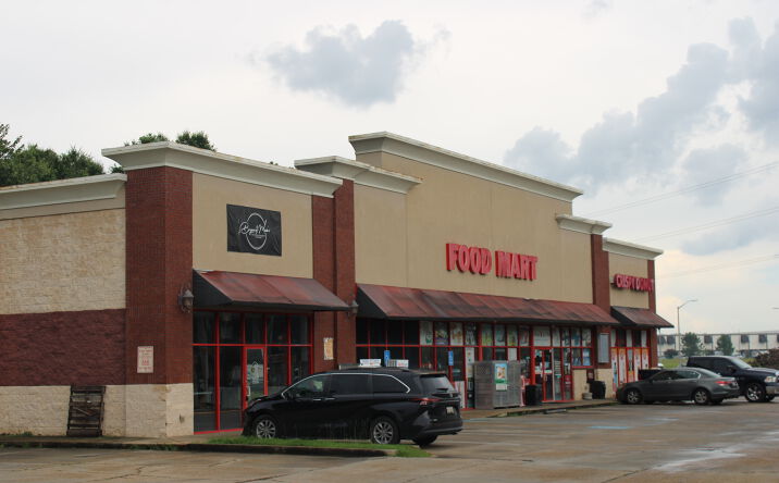 Pictures of Retail property located at 2700 N University Ave, Lafayette, LA 70507 for lease - image #1