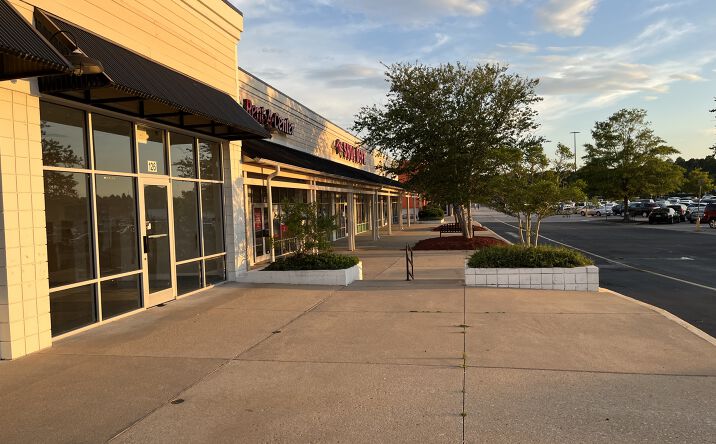 Pictures of Retail, Office, Restaurant property located at 114 River Oaks Dr, Tarboro, NC 27886 for lease - image #1