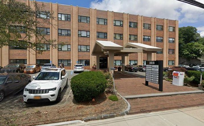 Pictures of Office property located at 1615 Northern Blvd, Manhasset, NY 11030 for lease - image #1
