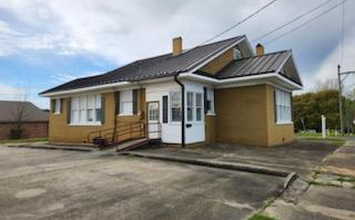 Pictures of Office property located at 103 N 5th, Leesville, LA 71446 for lease - image #1