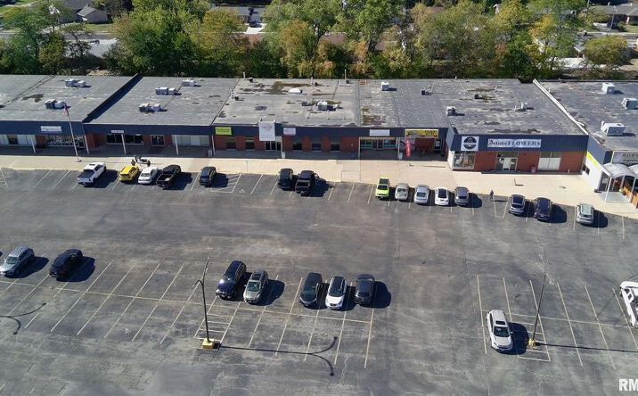 Pictures of Retail, Office, Industrial property located at 2910-2996 Court St, Pekin, IL 61554 for lease - image #1