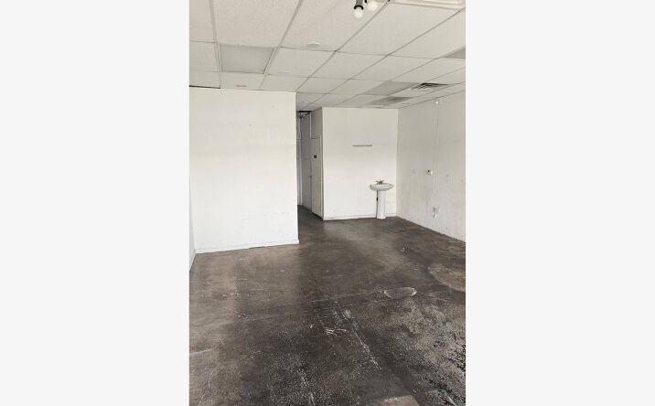 Pictures of Retail property located at 1000 S Torrey Pines Dr, Las Vegas, NV 89107 for lease - image #1