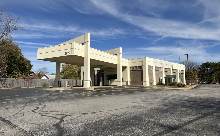 Pictures of Retail property located at 2222 41st St, Moline, IL 61265 for lease - image #1
