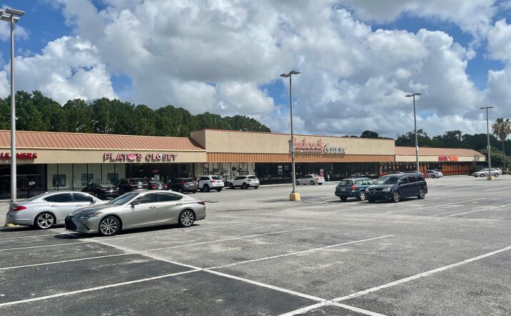 Pictures of Retail property located at 1720 Sam Rittenberg Boulevard #E, Charleston, SC 29407 for lease - image #1