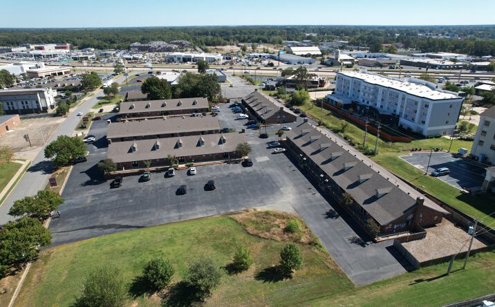 Pictures of Office property located at 4610 W Commercial Dr, North Little Rock, AR 72116 for lease - image #1