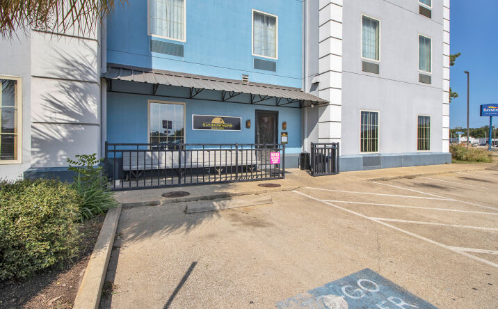 Pictures of Retail, Restaurant property located at 410 US Hwy 79 South, Henderson, TX 75654 for lease - image #1
