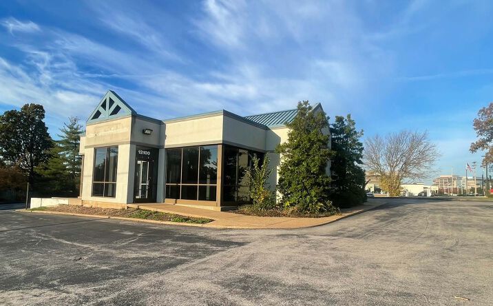 Pictures of Office property located at 12100 Manchester Rd, Des Peres, MO 63131 for lease - image #1