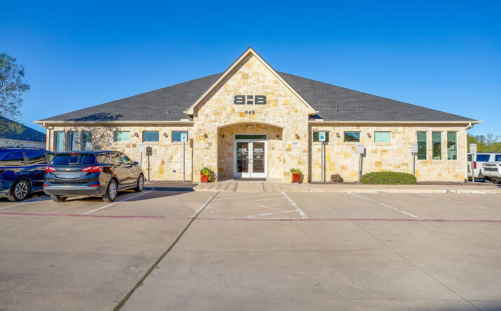 Pictures of Office property located at 949 Hilltop Dr, Weatherford, TX 76086 for lease - image #1