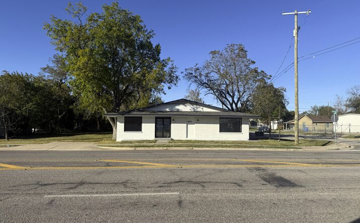 Pictures of Office, Retail property located at 900 W 2nd St, Taylor, TX 76574 for lease - image #1