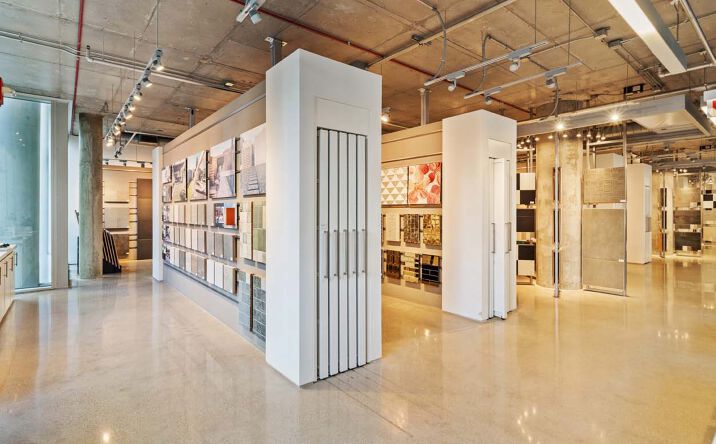 Pictures of Retail property located at 345 N Wells St, Chicago, IL 60654 for lease - image #1