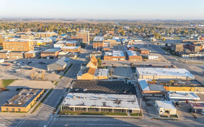 Pictures of Office, Retail property located at 204 E Linn Street #D, Marshalltown, IA 50158 for lease - image #1