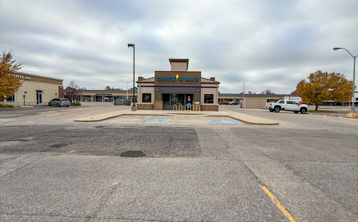 Pictures of Restaurant property located at 8977 W Central Ave, Wichita, KS 67212 for lease - image #1
