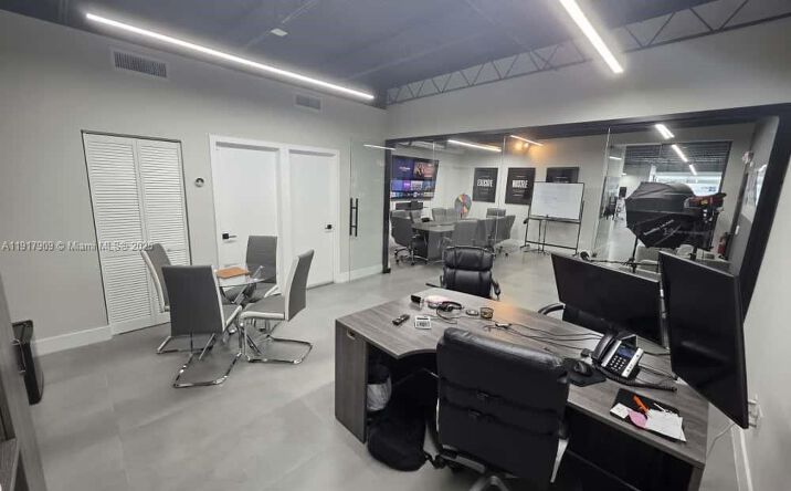 Pictures of Retail, Office property located at 2429 Davie Blvd Unit 2, Fort Lauderdale, FL 33312 for lease - image #1