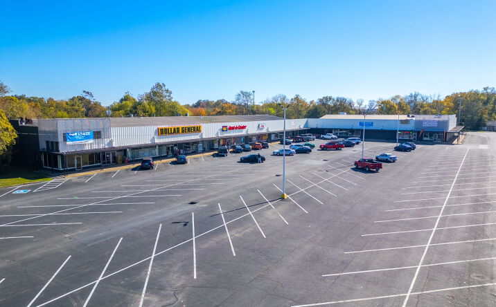 Pictures of Retail property located at 924 Providence Blvd, Clarksville, TN 37042 for lease - image #1