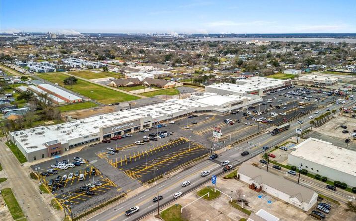 Pictures of Retail, Office, Restaurant property located at 2704-2948 Ryan St, Lake Charles, LA 70601 for lease - image #1