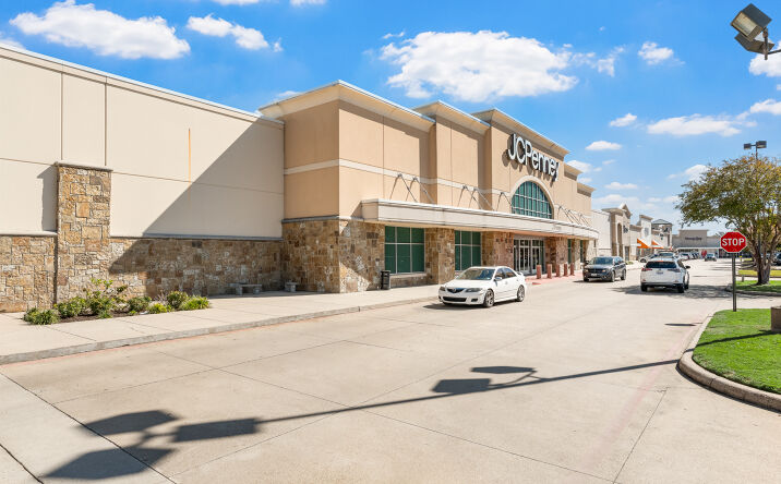 Pictures of Retail property located at 7451 Youree Dr, Shreveport, LA 71105 for lease - image #1
