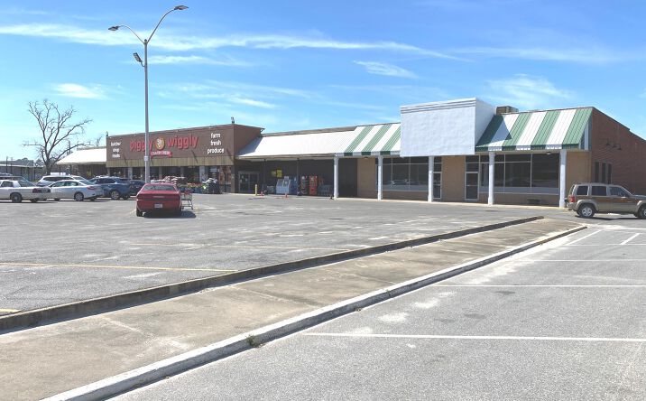 Pictures of Retail property located at 28 South Tallahassee Street, Hazlehurst, GA 31539 for lease - image #1
