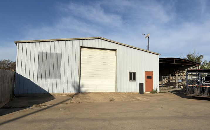 Pictures of Retail, Industrial property located at 698 US-77, Hallettsville, TX 77964 for lease - image #1