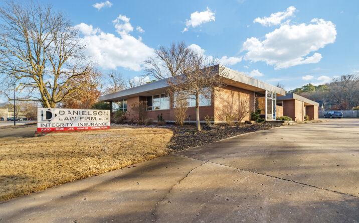 Pictures of Office property located at 909 E Rolling Hills Dr, Fayetteville, AR 72703 for lease - image #1