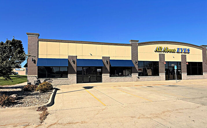 Pictures of Retail property located at 2027 Crossroads Blvd, Waterloo, IA 50702 for lease - image #1