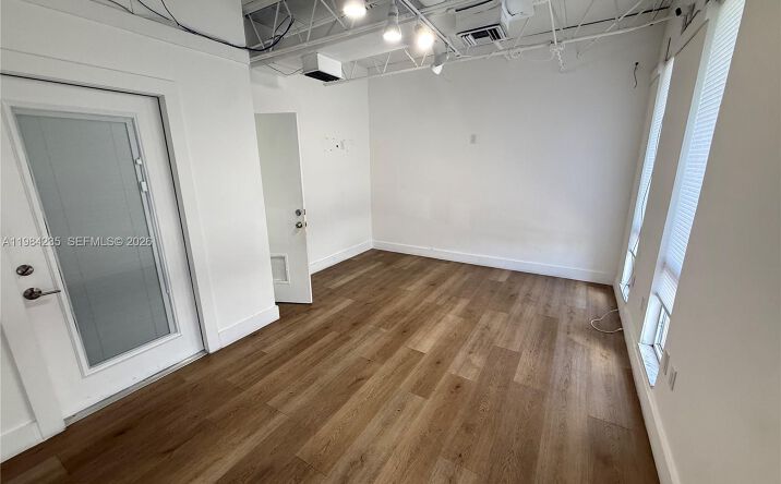 Pictures of Office property located at 810 NE 125th St, North Miami, FL 33161 for lease - image #1