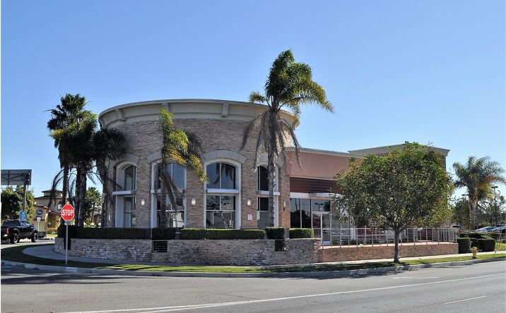 Pictures of Retail property located at 1129 S Oxnard Blvd, Oxnard, CA 93033 for lease - image #1